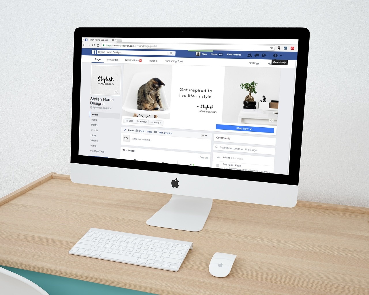 Social-Media-Dashboard auf einem Arbeitsplatz