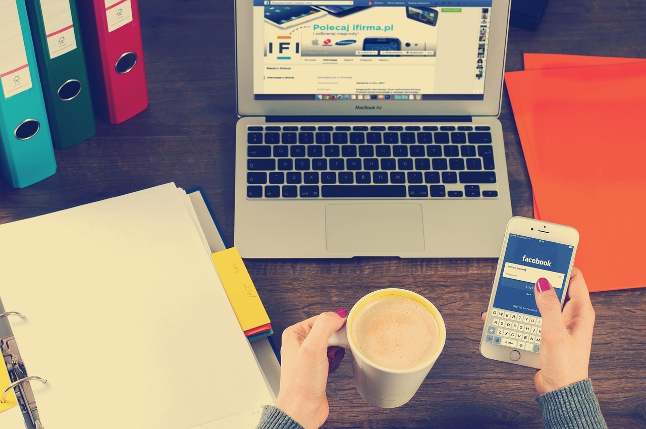 Social-Media-Arbeitsplatz mit Laptop und Smartphone